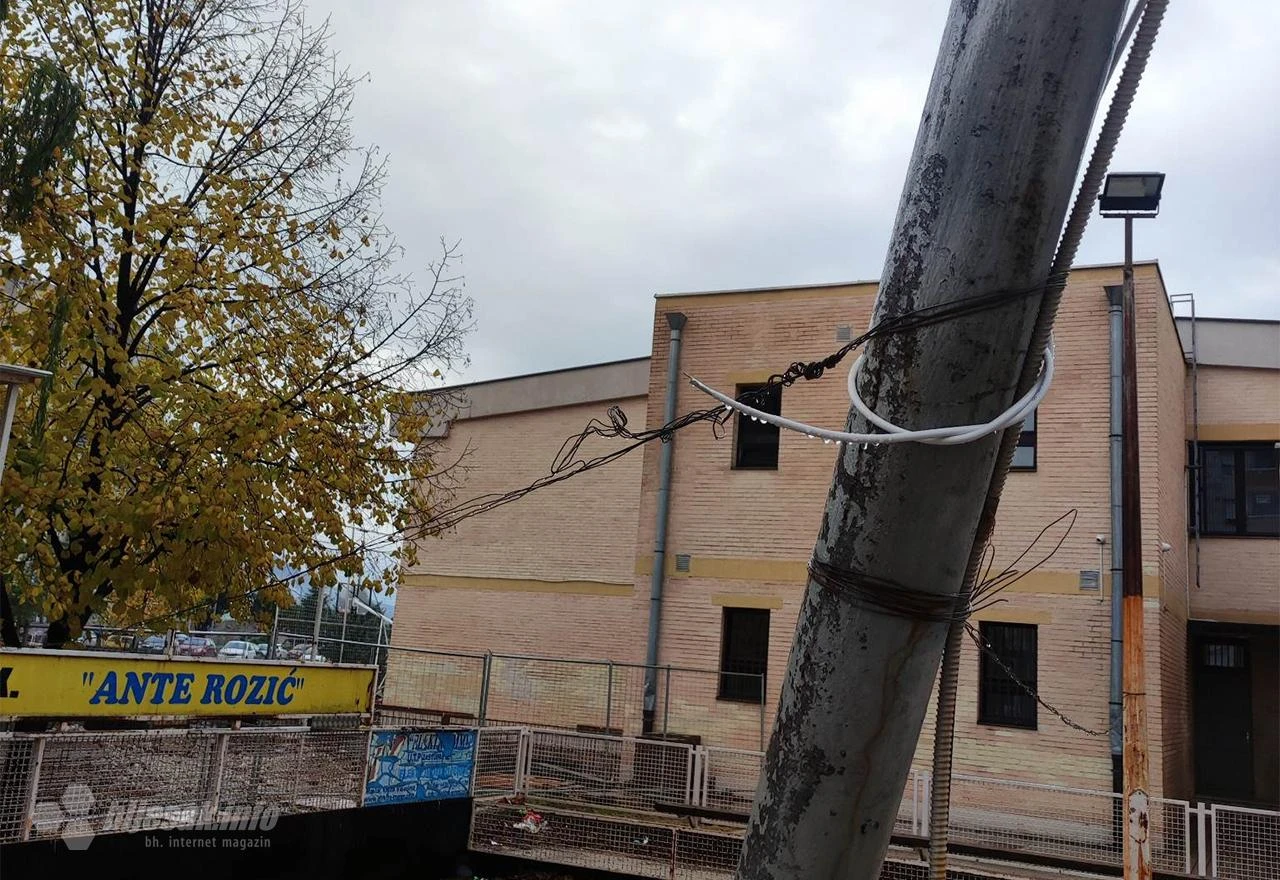 Mostarski izum ''pomoću štapa i kanapa'': Rasvjetni stub privezan žicom