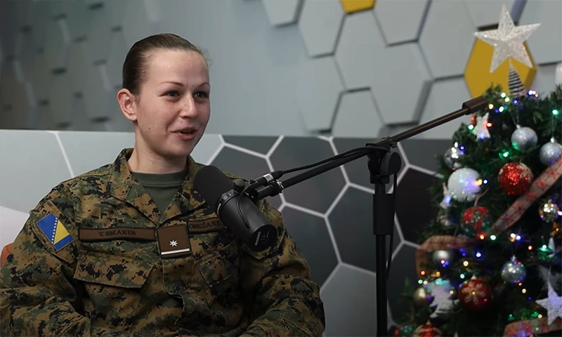 Podcast ''Sredinom'': Kako je Veronika završila u vojničkim čizmama