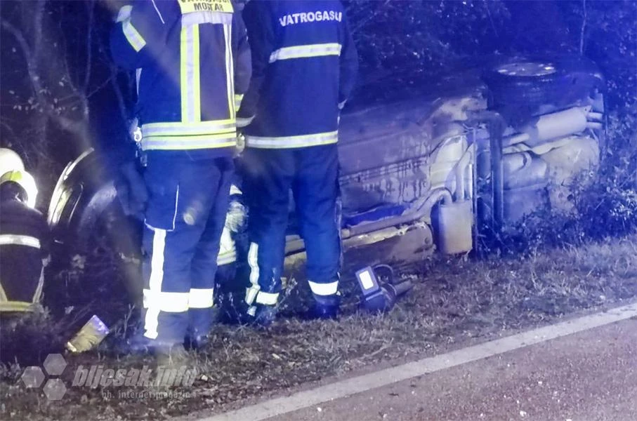 Mostar: Vozilo sletjelo s kolnika i prevrnulo se, vozač prebačen u bolnicu