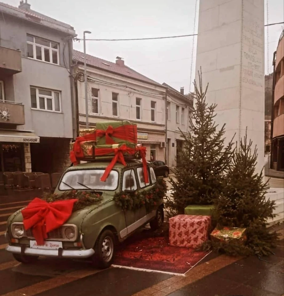 FOTO: Preslatki božićni Renault 4 krasi livanjski glavni trg