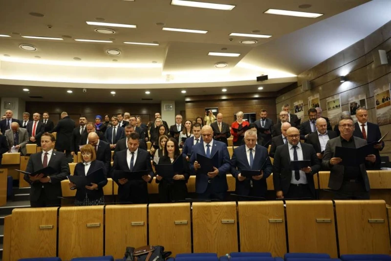 Prekinuta sjednica Parlamenta FBiH: Izaslanici SDA i DF-a odbili glasati za novi saziv