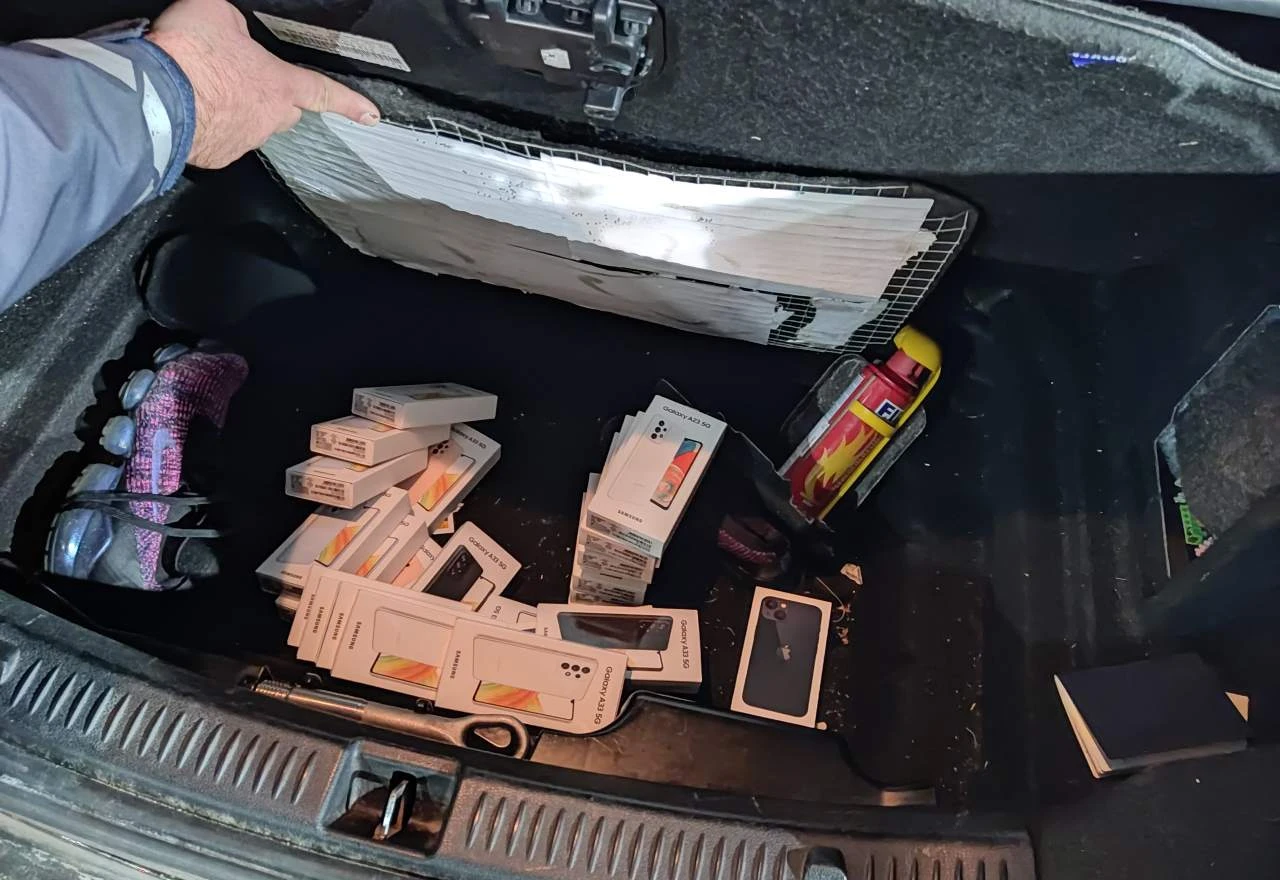 Pokušaj krijumčarenja preko granice: Mercedesov prtljažnik "pun" mobitela 