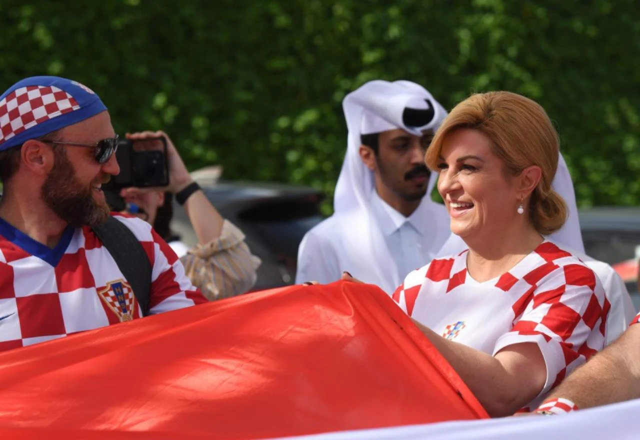 Kolinda Grabar-Kitarović na čelu navijačke kolone: "Pobijedit ćemo!"