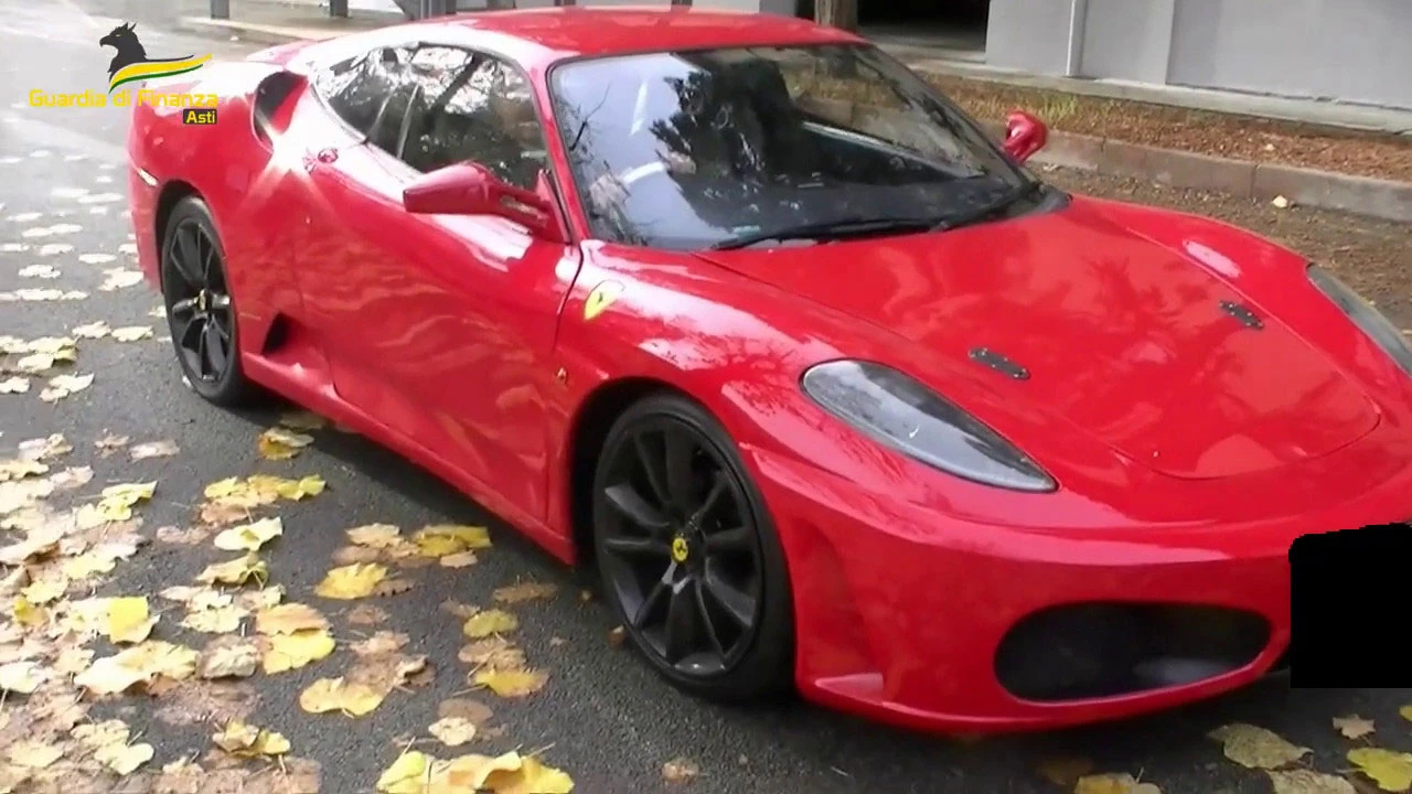 VIDEO| Hvalio se Ferrarijem, a vozio Toyotu