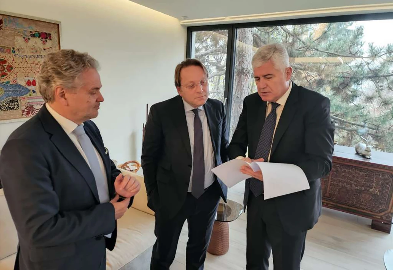 Čović s Varhelyijem: Kandidatski status za BiH je prioritetan