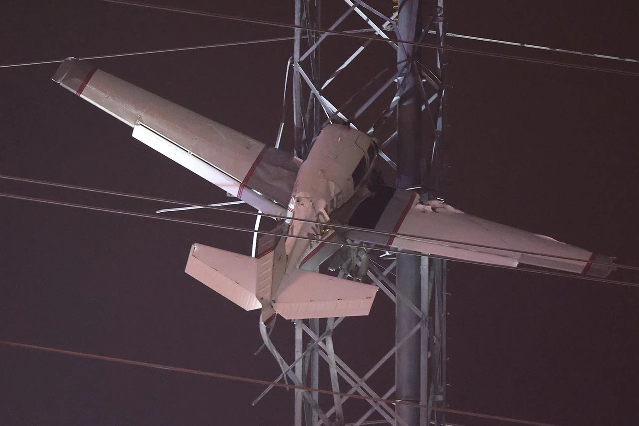 Avion se zabio u dalekovod: 117 tisuća kućanstava bez električne energije