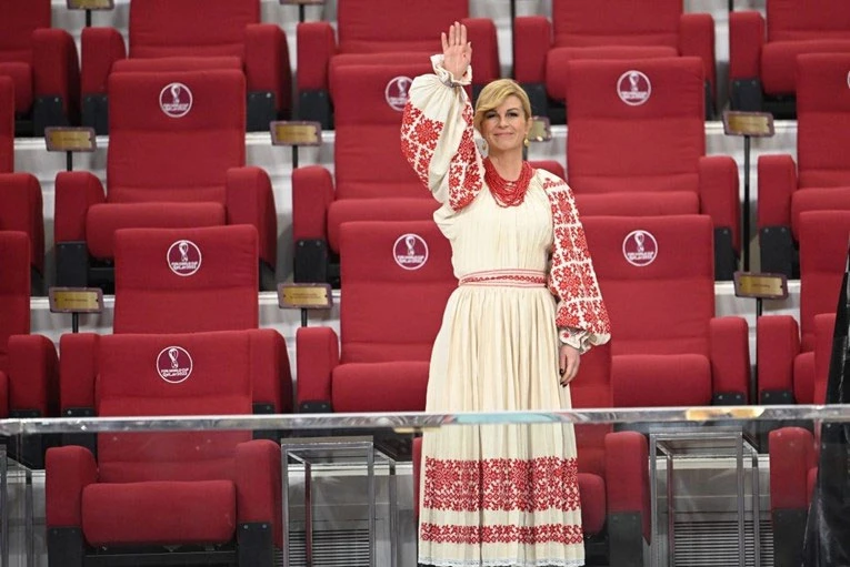 Kolinda Grabar-Kitarović na utakmici Hrvatske protiv Kanade u narodnoj nošnji