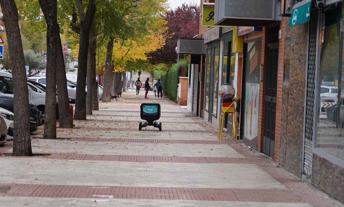 Roboti za dostavu na ulici - prelaze cestu na semaforima, voze 5 kilometara na sat