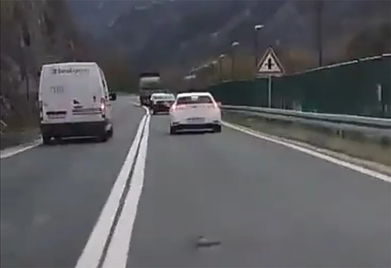 VIDEO | Ovako se gine: Kombijem preko duple pune na M17!