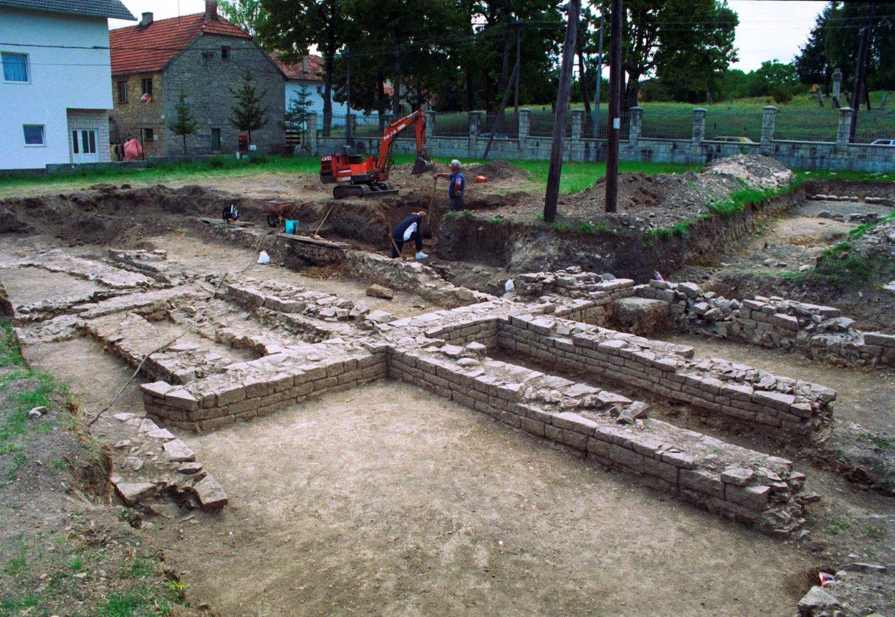STOLJEĆE DEVASTACIJE Detektorima za metal pljačka se arheološko blago, svetište je uništeno bagerima, a na rimskim termama je parking