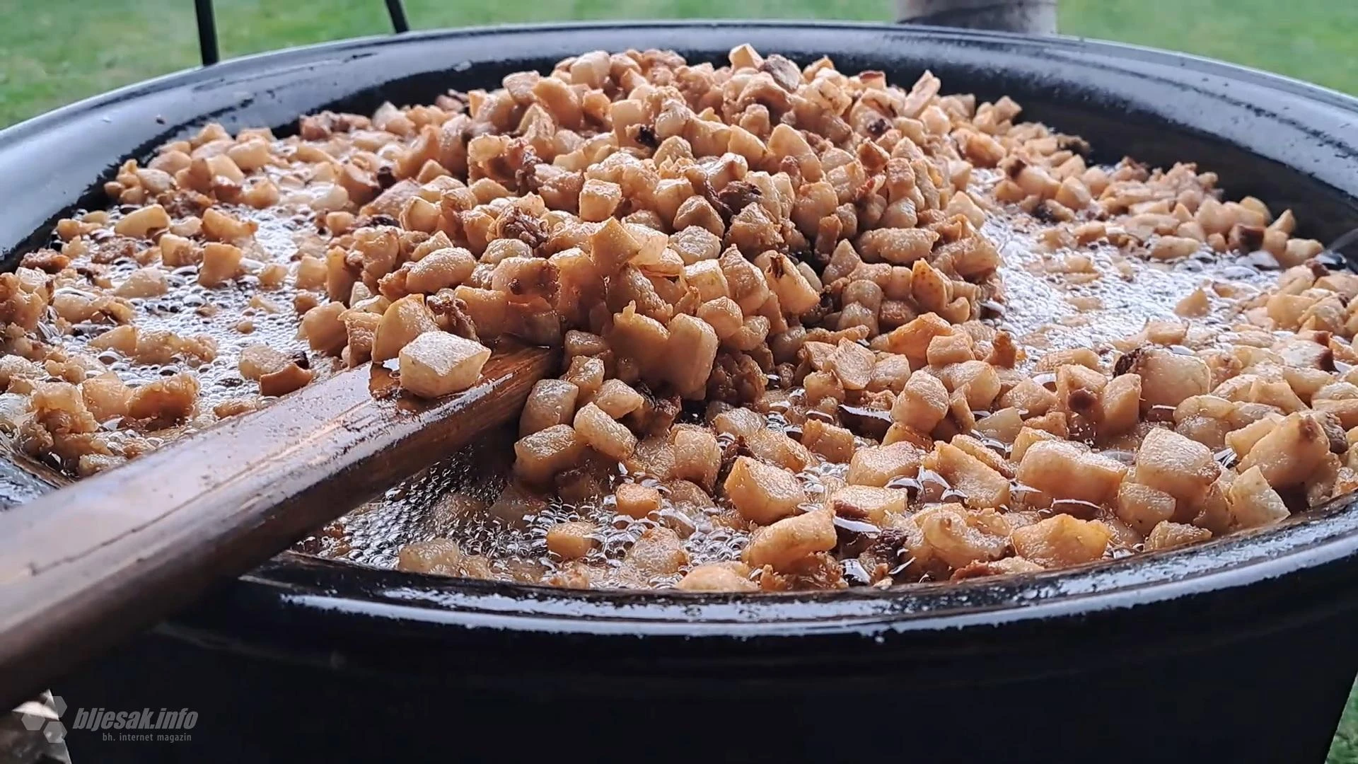 VIDEO | Zvijezda svinjokolja: Evo kako se rade čvarci!
