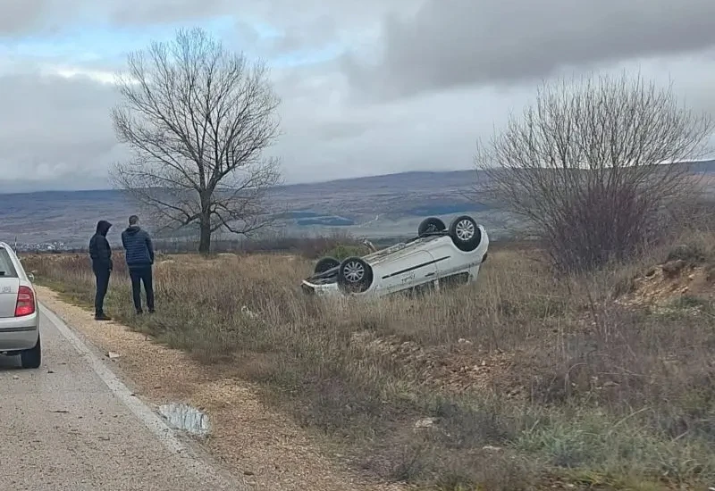 Tomislavgrad: Automobil završio na krovu