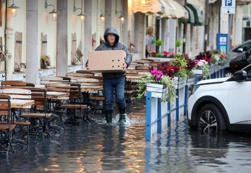Crveno upozorenje na snazi: Orkanski vjetar, poplave i snijeg