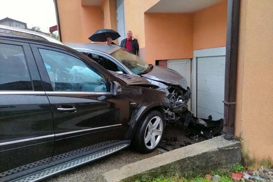 Mostar: Sudarili se i završili u dvorištu obiteljske kuće