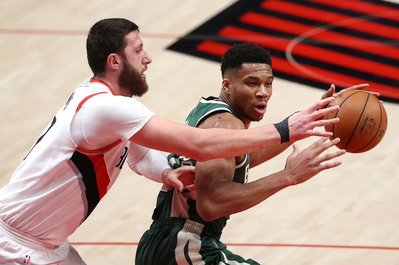 Jusuf nije mogao zaustaviti Antetokounmpa, Zubac na double double