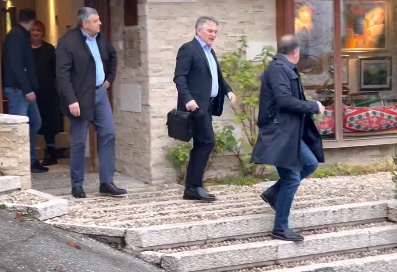 Zasjeli 'kod Kibeta': Izetbegović, Nikšić i Komšić za stolom 