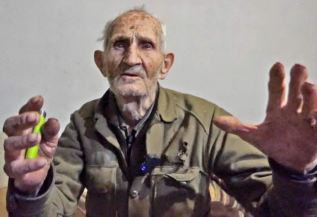 VIDEO | 94-godišnji Huso ne gasi cigaretu, a 'pluća kao u pilota'