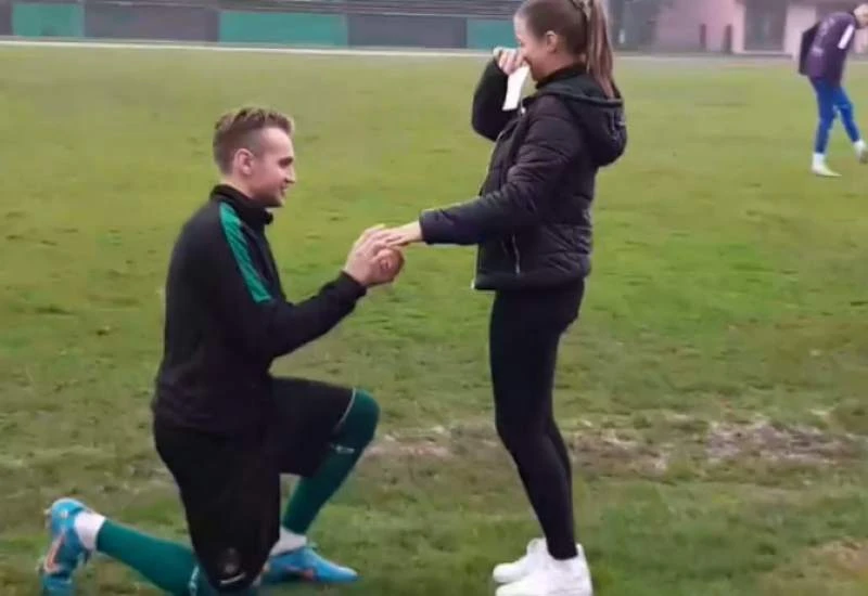 VIDEO | Ljubav s bh. nogometnih terena: Prosidba na poluvremenu 