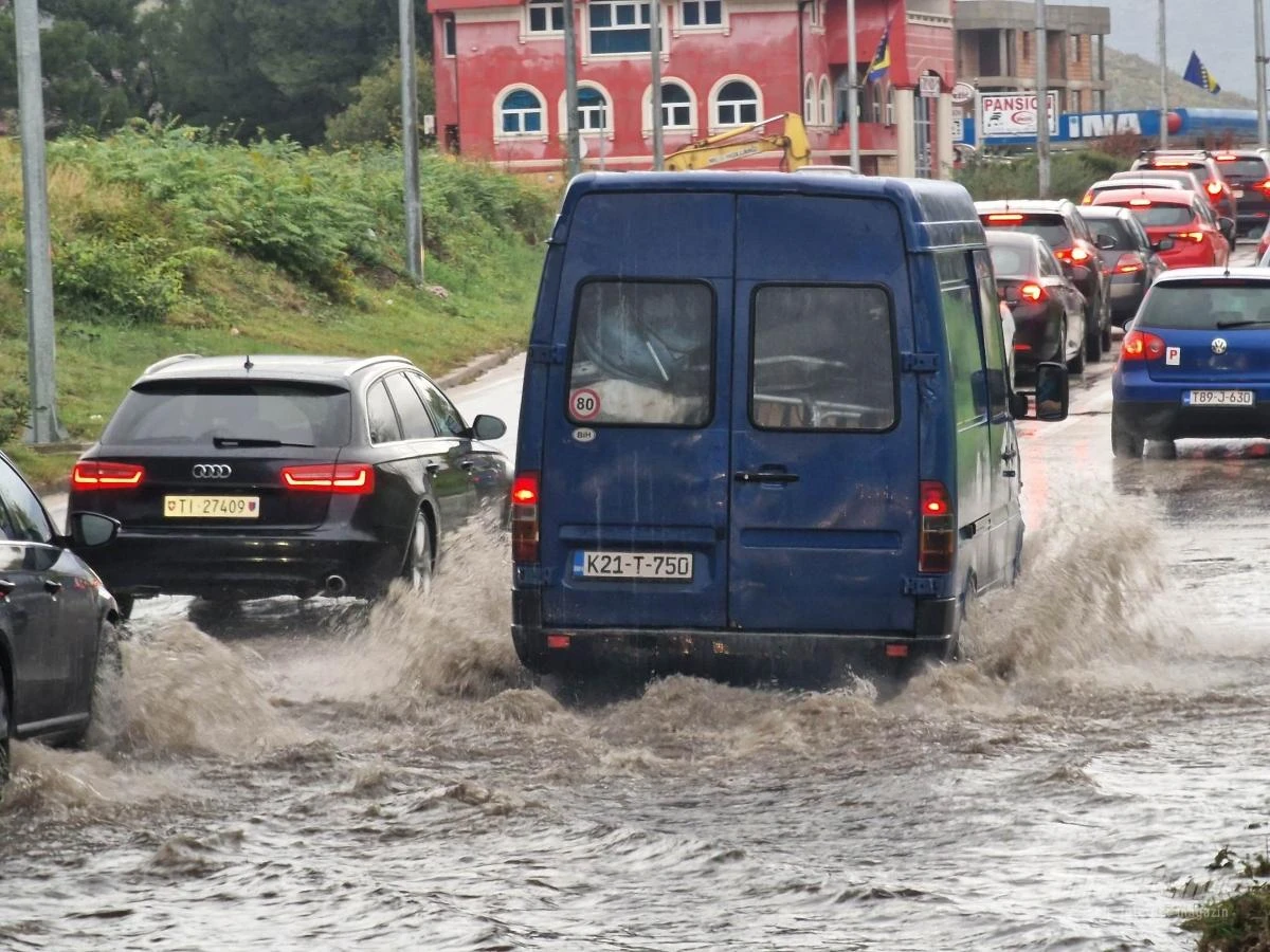 Mostar: Kiša napravila kaos, automobilima kroz ''jezera''