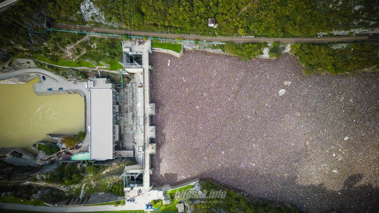 FOTO/VIDEO | Gomile otpada skupljaju se na branama, plutaju predmeti iz jablaničkih kućanstava