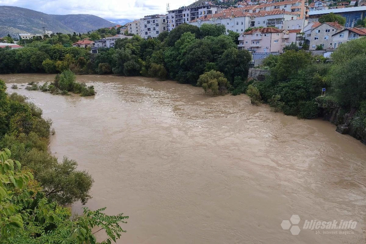 Neretva je promijenila boju, vodostaj miruje
