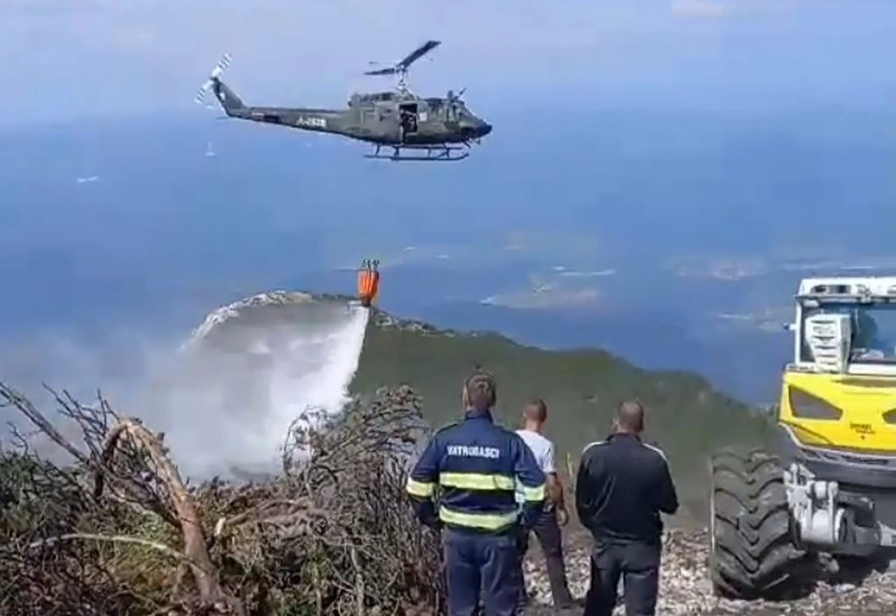Helikopter Oružanih snaga BiH gasio požar na Bjelašnici