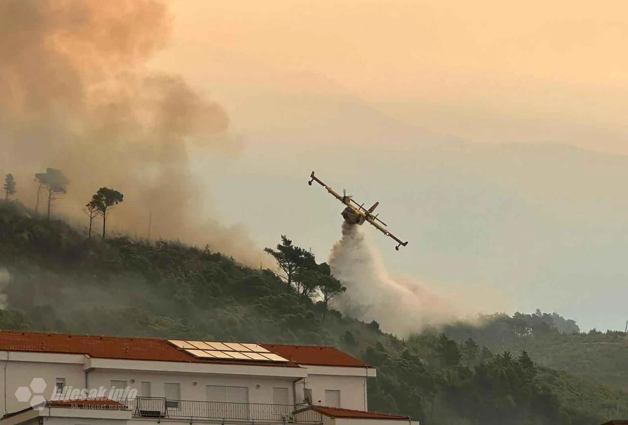 FOTO/VIDEO | Kanader stigao u Tučepe, krenulo gašenje požara iz zraka