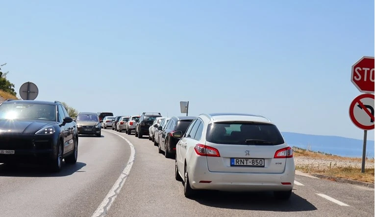 Vikend stanje na cestama: Vozači, maskimalan oprez