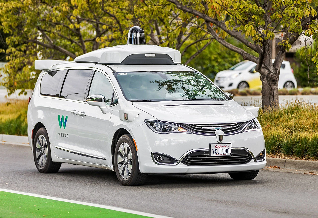 Robotaksiji: Alphabet ulaže 5 milijardi dolara u Waymo, Tesla odlaže premijeru