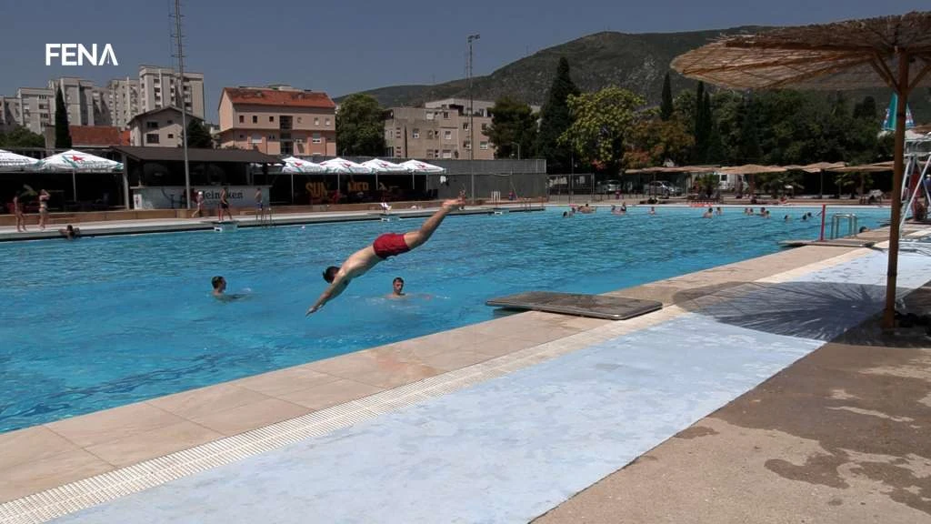 VIDEO | Spas od paklenih vrućina Mostarci nalaze u bazenima i rijekama