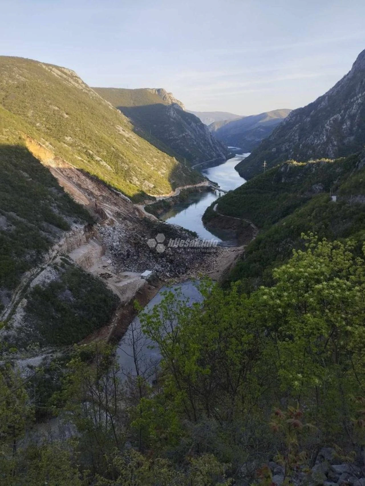 FOTO | Veliki odron u Bijeloj: Automobili završili u jezeru