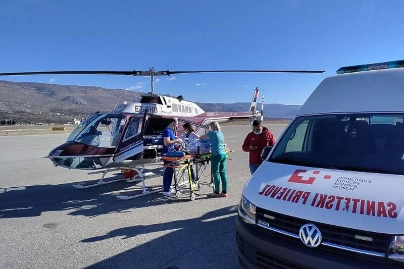 Helikopterom prevezeno novorođenče iz Mostara u Beograd na hitnu operaciju