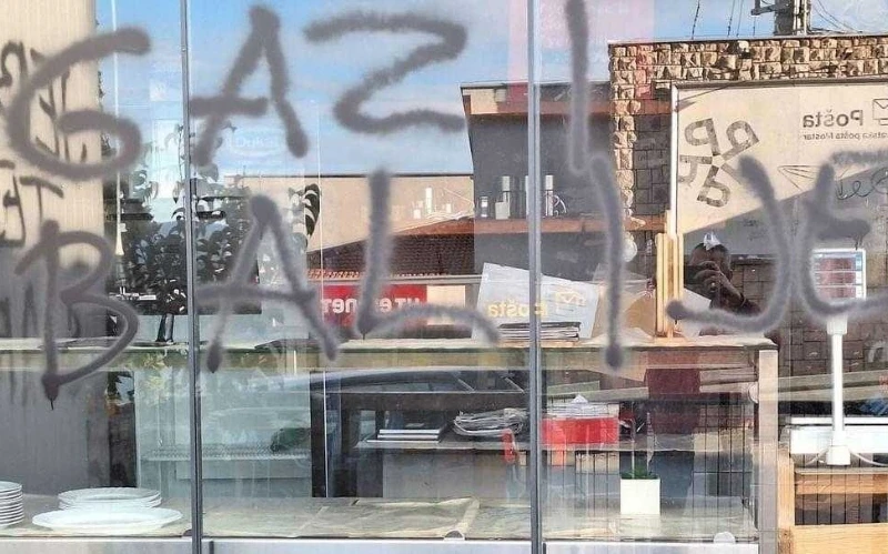 Uvredljivi natpisi na buregdžinici ''Sarajka'' u Neumu: ''Gazi balije'', ''Za dom spremni''...
