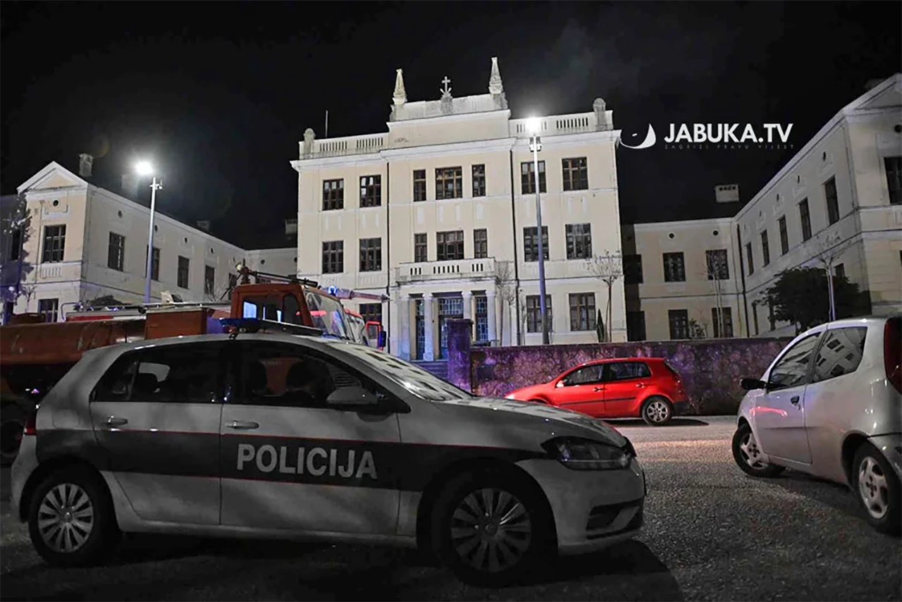 Široki Brijeg: Vatrogasci satima gase požar na zgradi Gimnazije; nastava odgođena