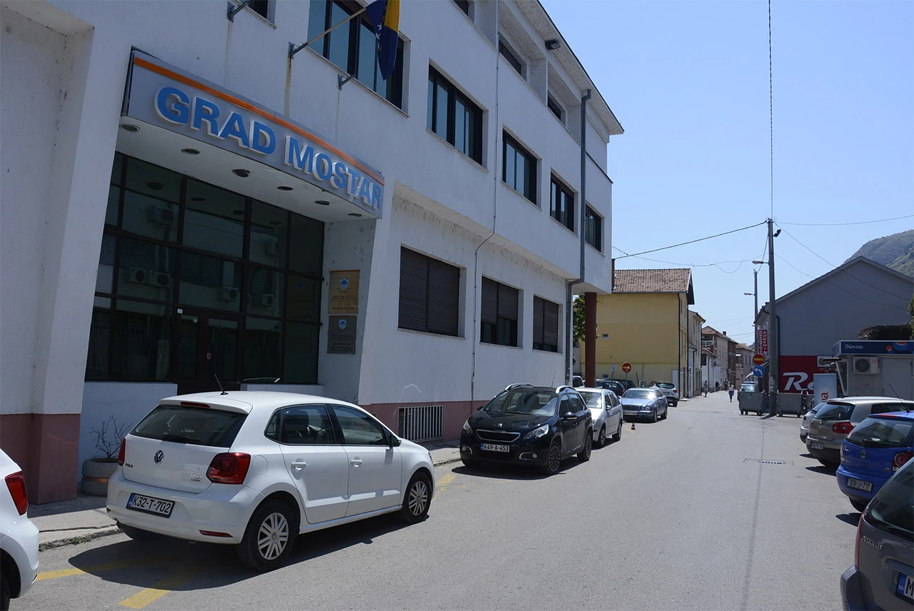 Uposlenici Grada traže da im se hitno kaže koliko će dobiti pomoći
