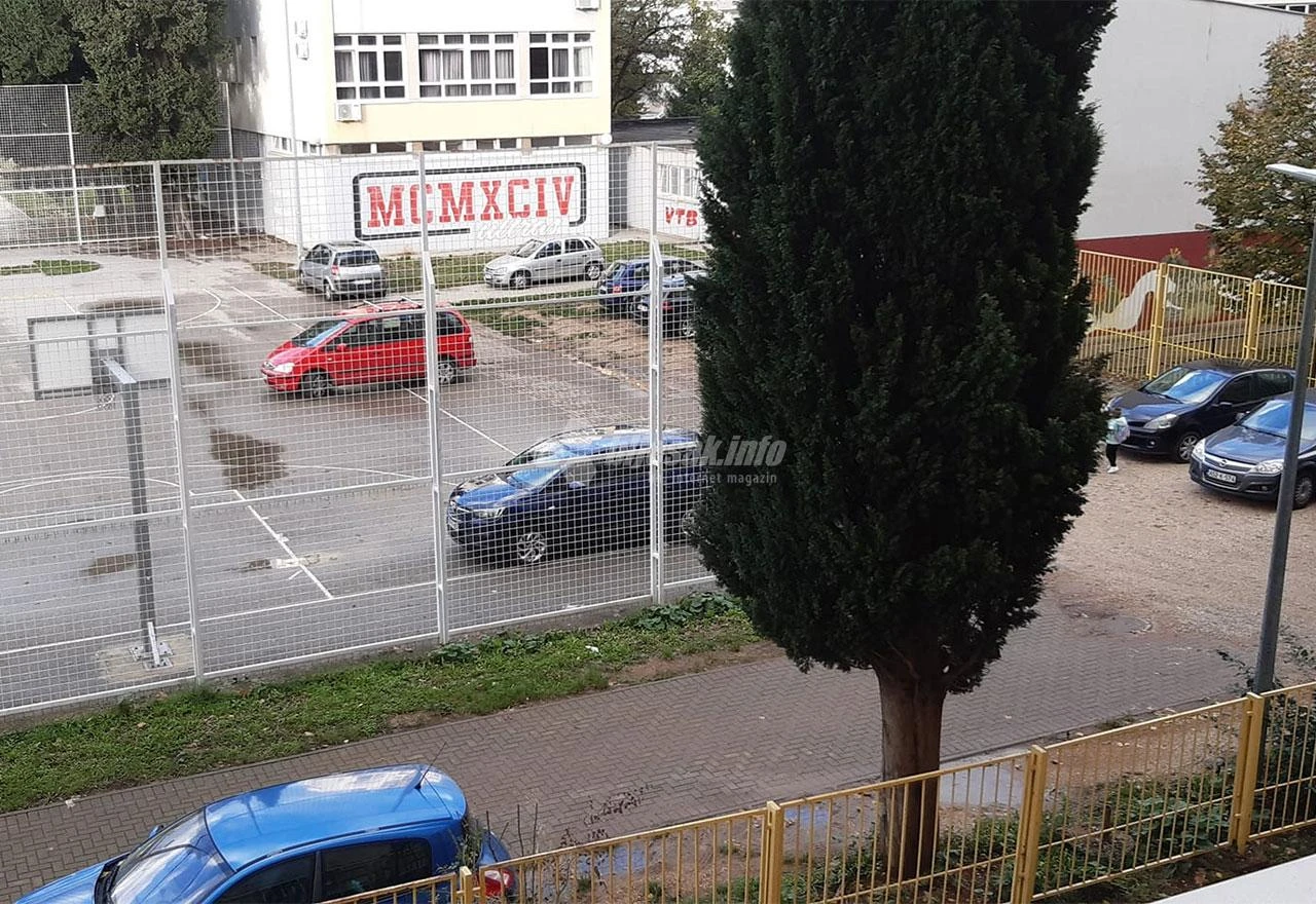 Umjesto školskog igrališta - parking!
