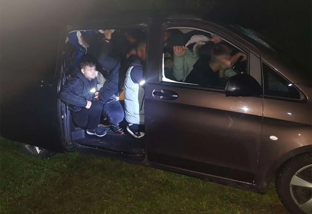 Državljanin BiH u Mercedesu krijumčario 22 stranih državljana