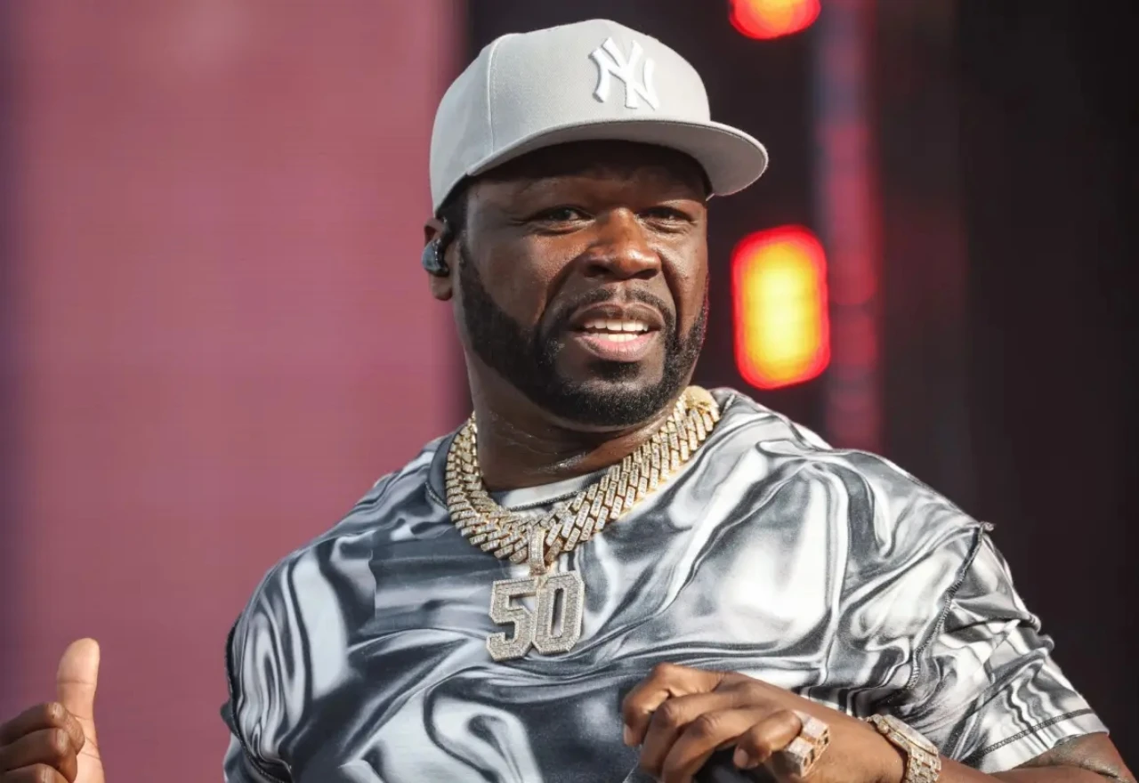 Frustrirani 50 Cent bacio mikrofon obožavateljici u glavu