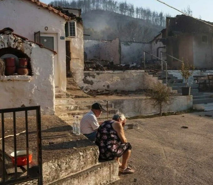 Grčke vlasti uhitile dvojicu muškaraca zbog podmetanja požara, poginula 21 osoba