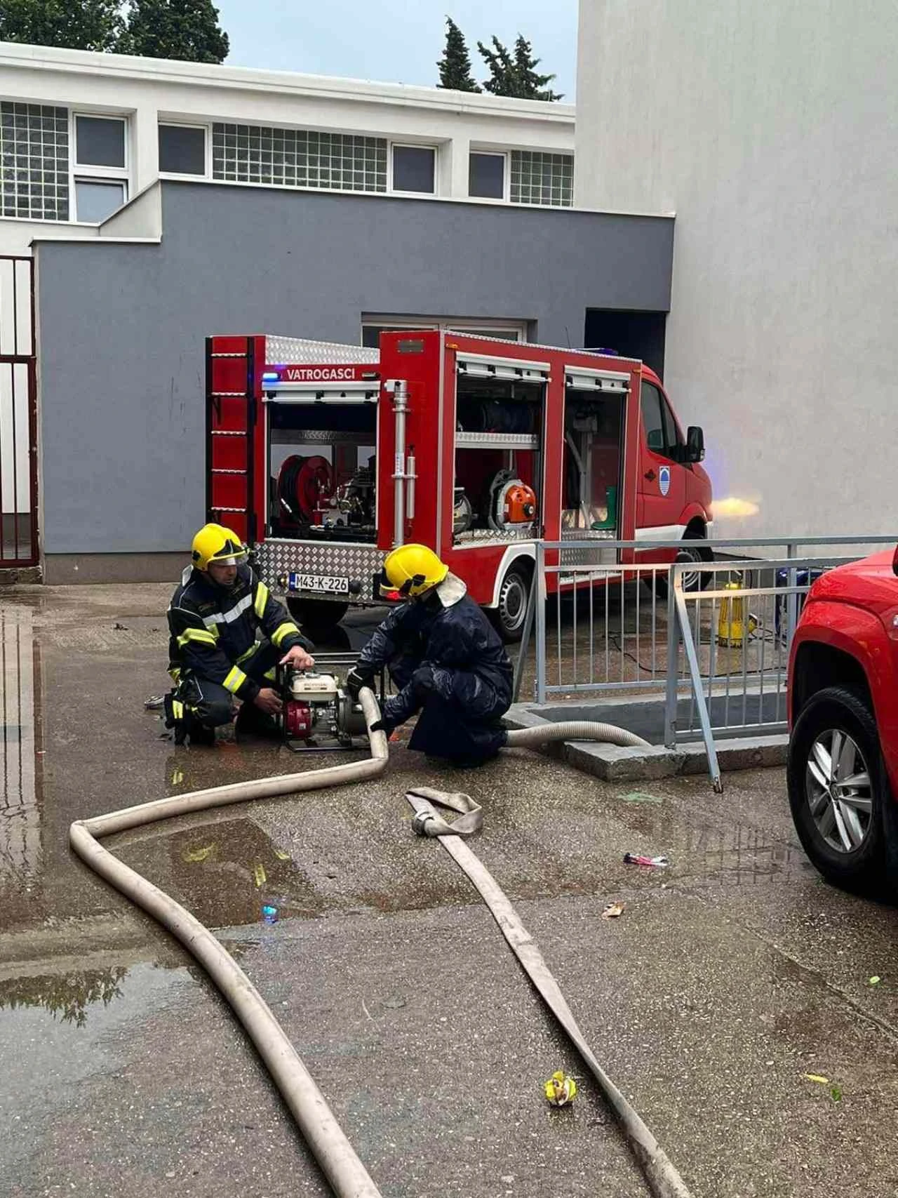 Mostar: Gorio automobil, zmija u vikendici...