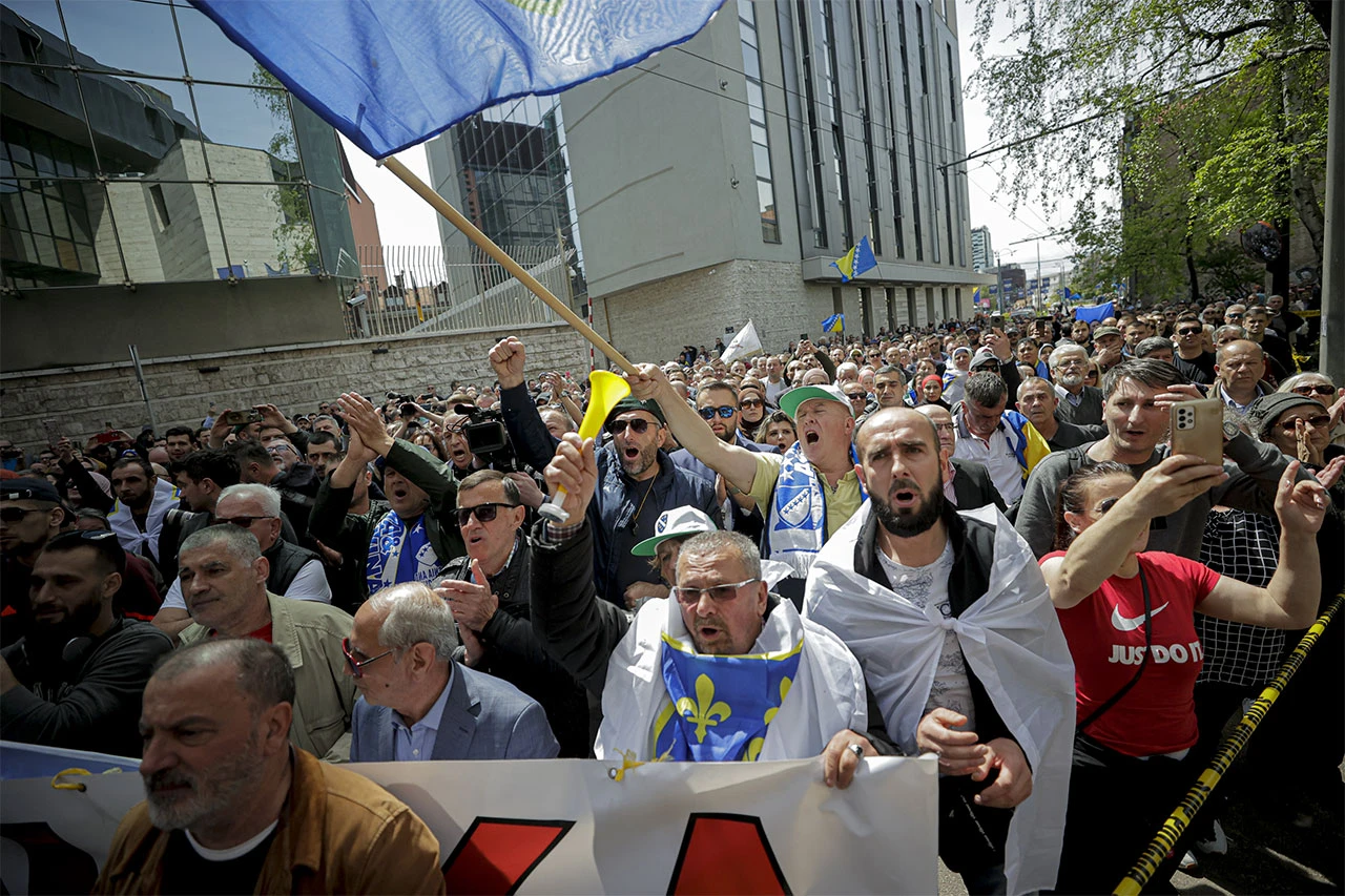 VIDEO: Prosvjednici napali zastupnika nakon glasanja o imenovanju nove vlade: Udri ga, udri ga
