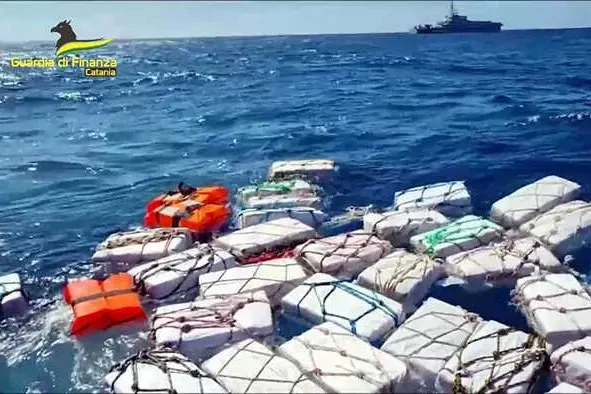 Dvije tone kokaina plutale morem