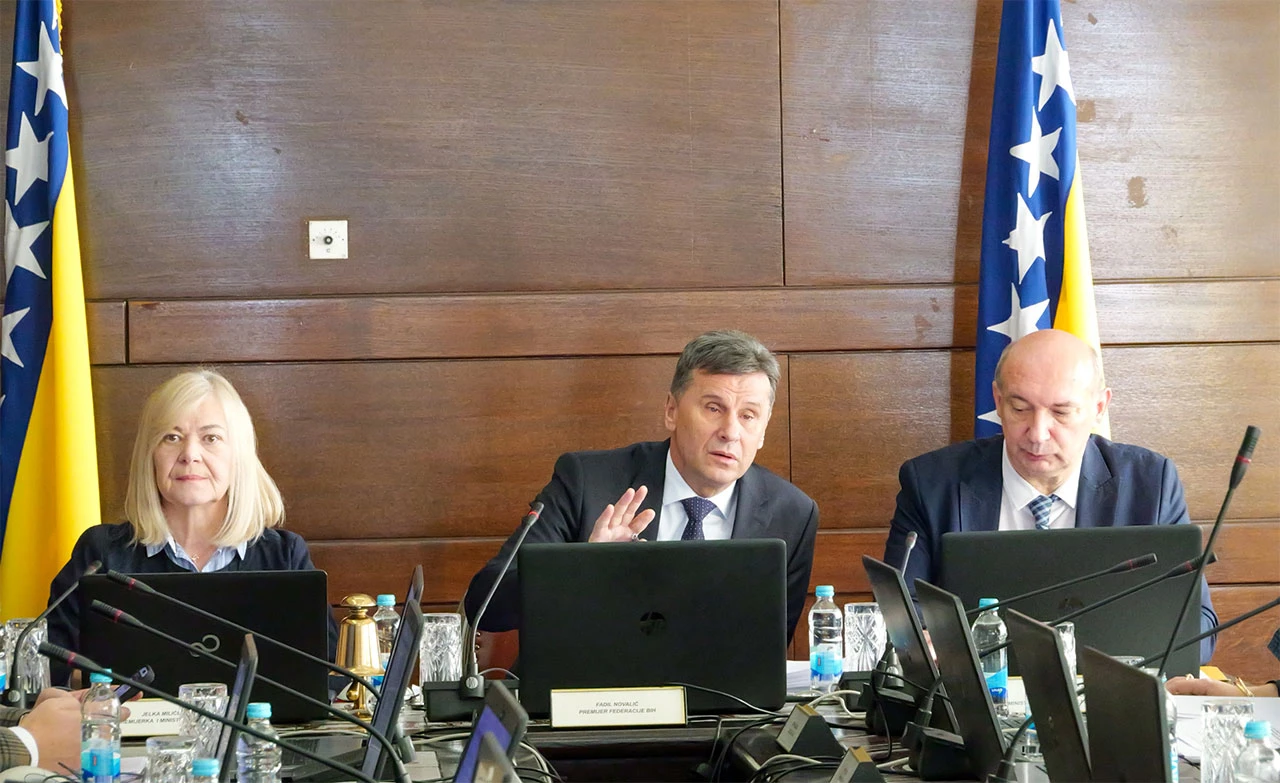 Novalić na tri stolice