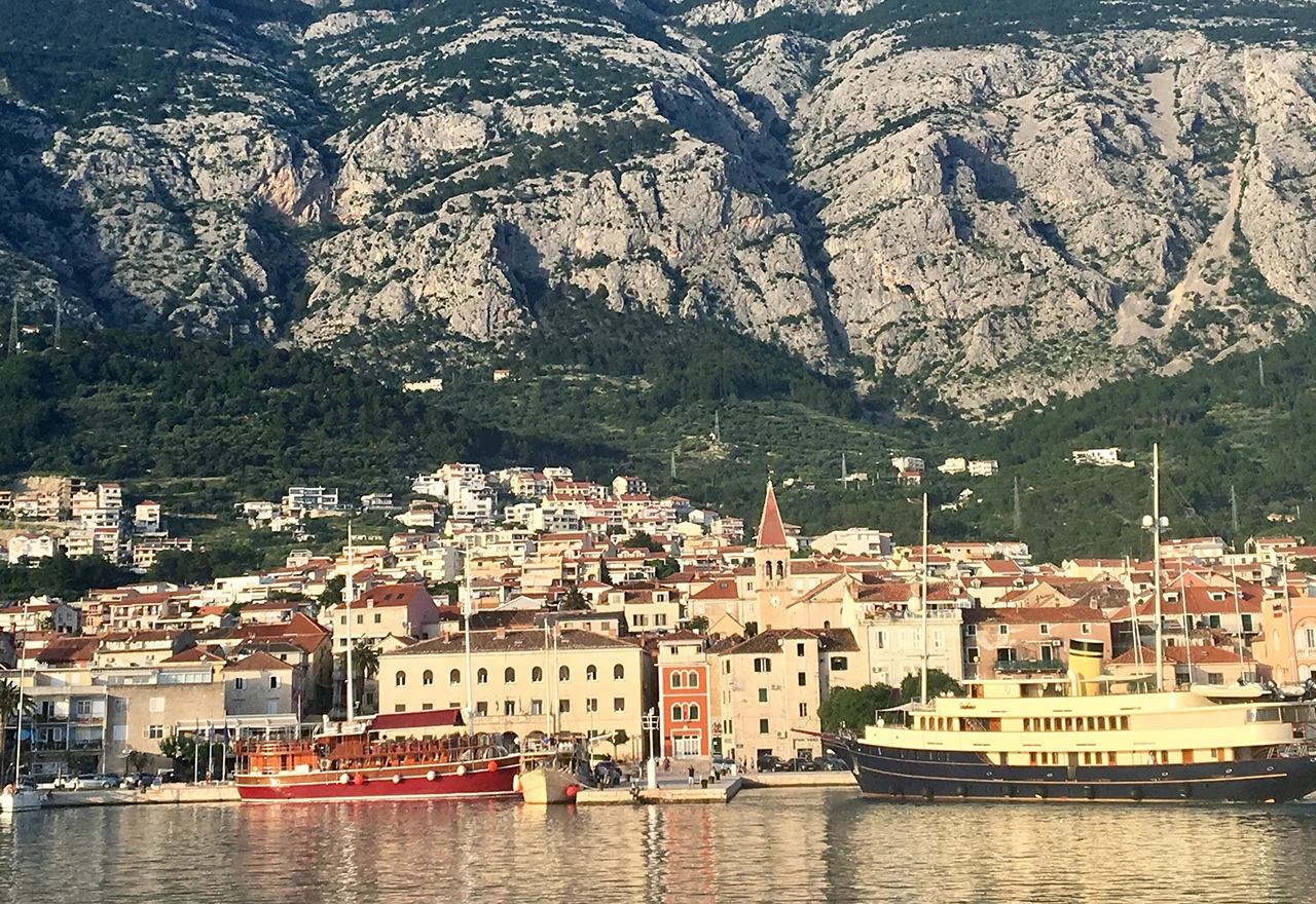 Makarska želi stati u kraj nelegalnoj gradnji