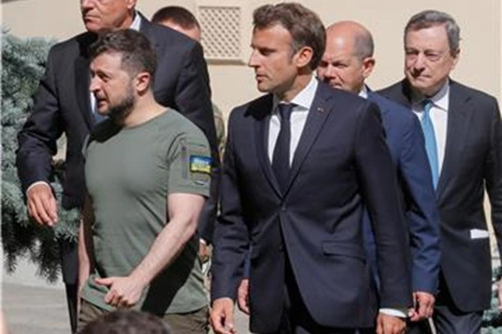 Macron odlikovao Zelenskija Ordenom Legije časti