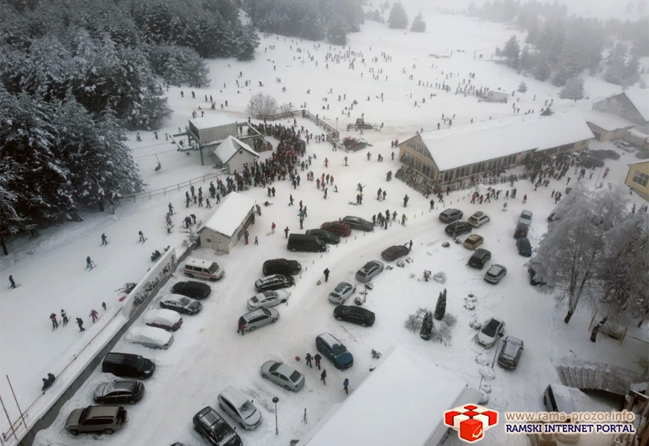 VIDEO | Kupres: Veliki broj izletnika uživa u zimskim radostima