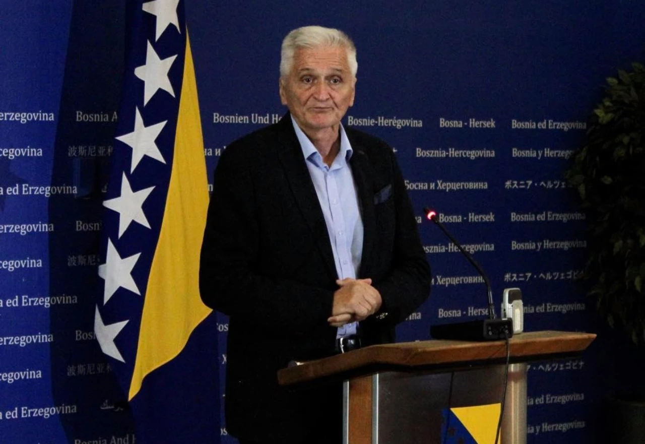 Špirić brani Dodika: Rat protiv predsjednika Republike