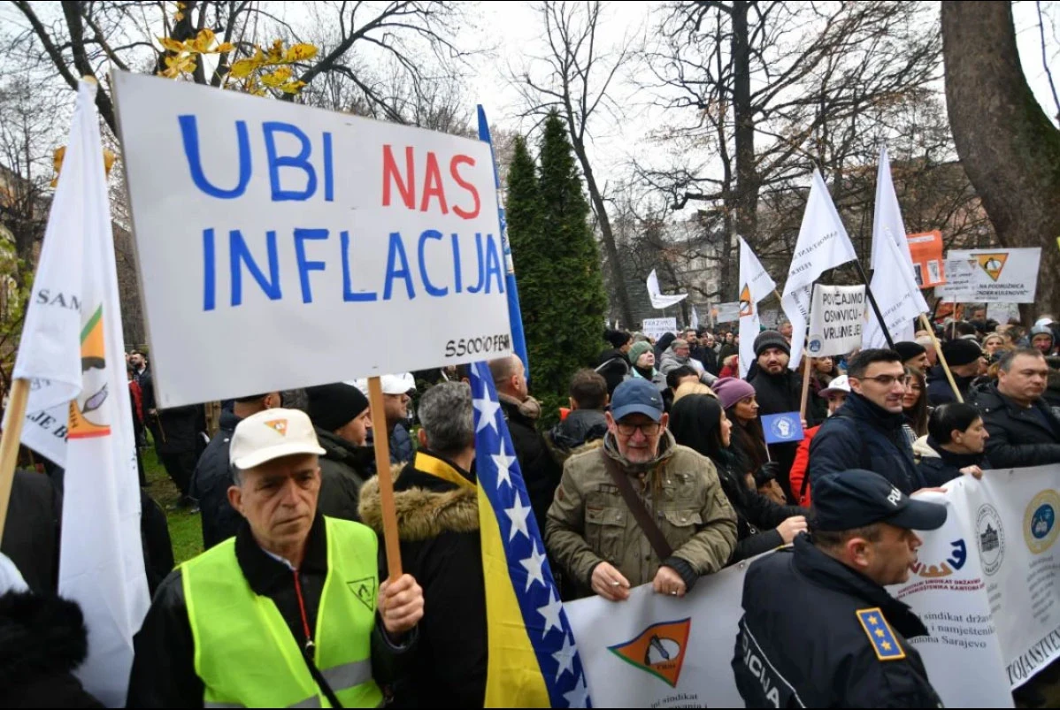 Prosvjed u Sarajevu: Radnici digli glas, traže veće plaće i jednokratnu pomoć!