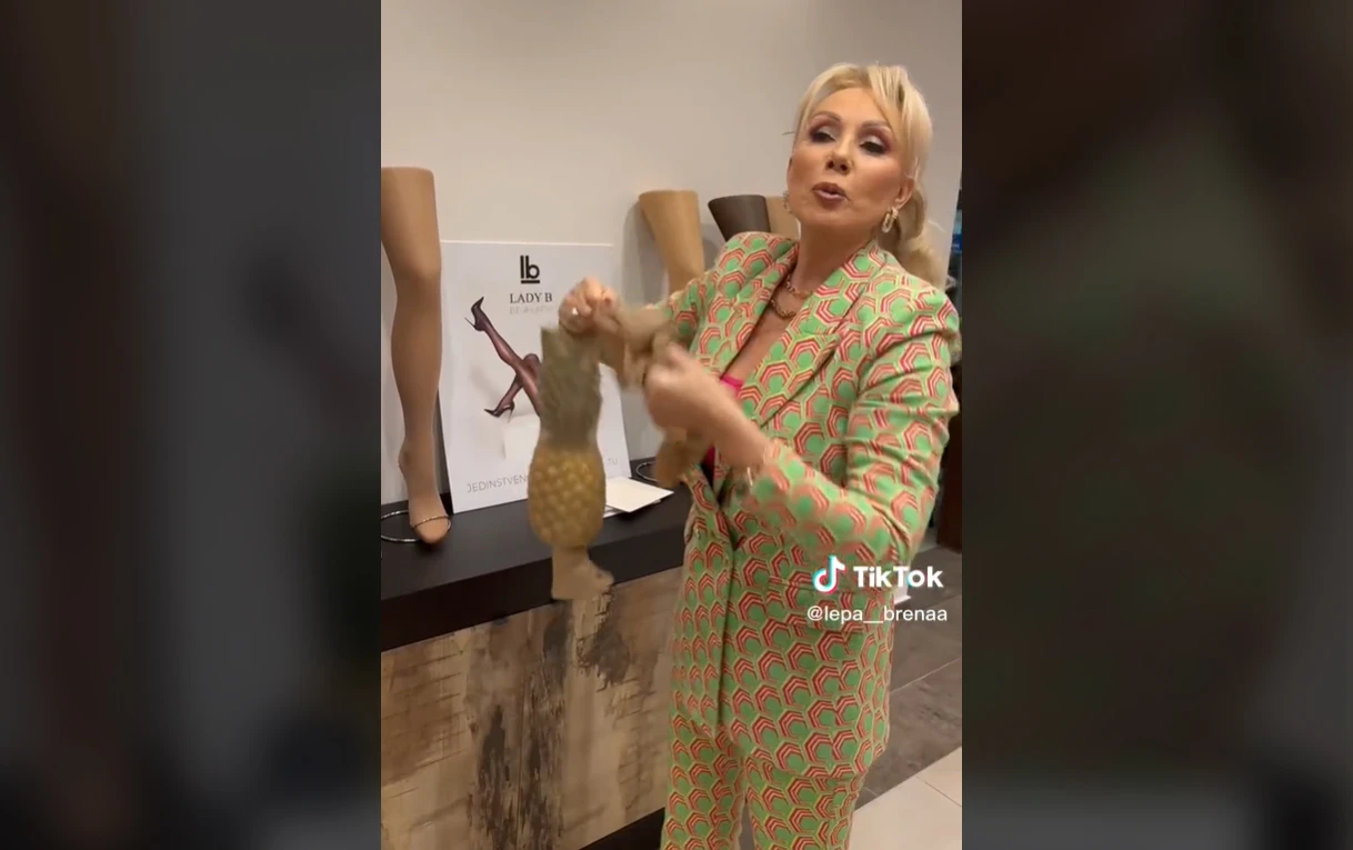VIDEO | Pogledajte kako Lepa Brena gura ananas u čarape
