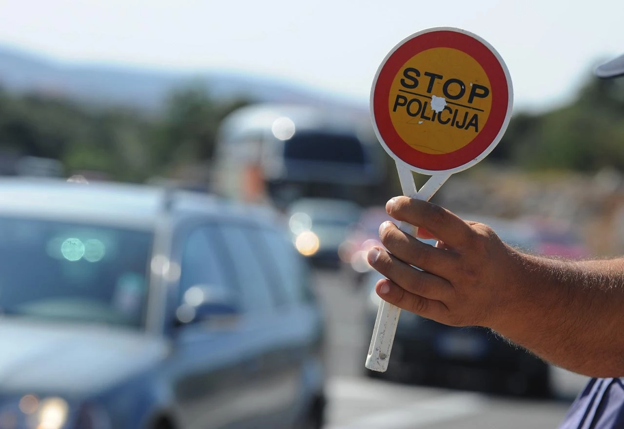 Split: Policajcu se bore za život nakon što ga je vozač udario automobilom